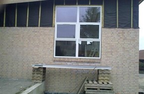 Efter isætning af nye vinduer i ny tilbygning